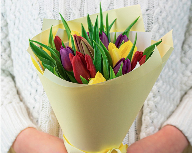 Букет із 15 тюльпанів стандарт яскравий мікс в упаковці