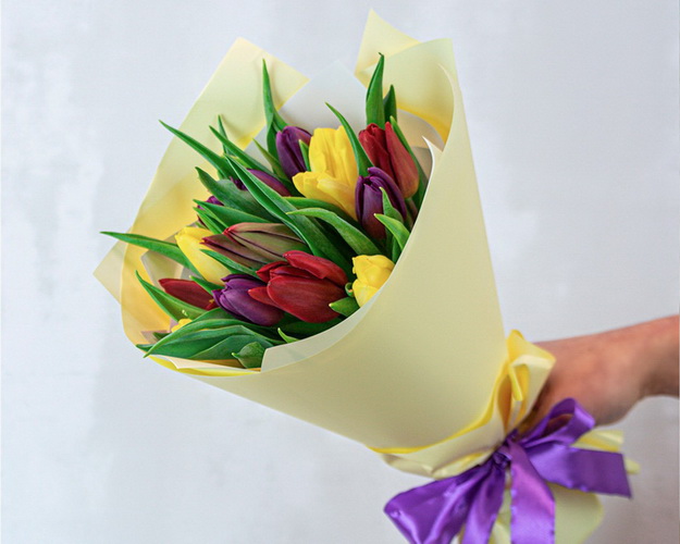 Букет із 15 тюльпанів стандарт яскравий мікс в упаковці