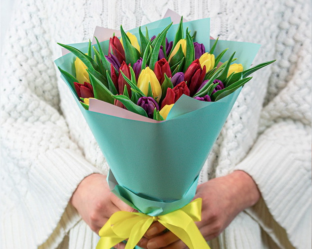 Букет із 25 тюльпанів яскравий мікс в упаковці