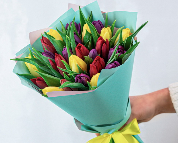 Букет із 25 тюльпанів яскравий мікс в упаковці