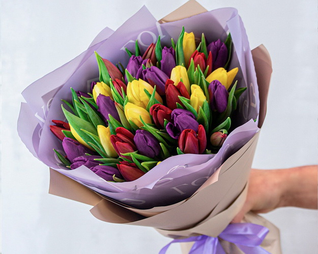 Букет із 35 тюльпанів яскравий мікс в упаковці