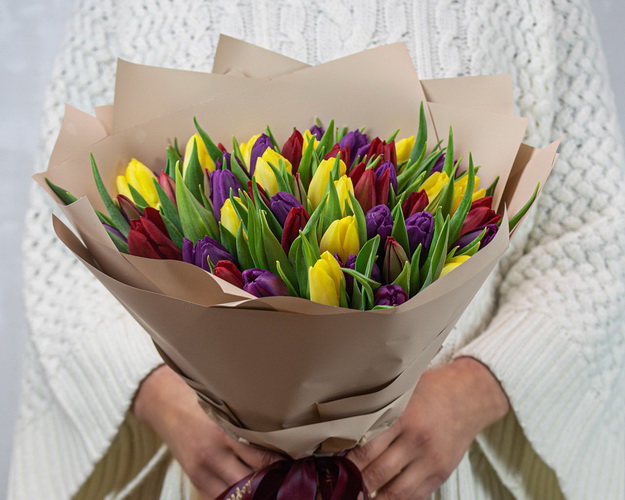 Букет із 51 тюльпану яскравий мікс в упаковці