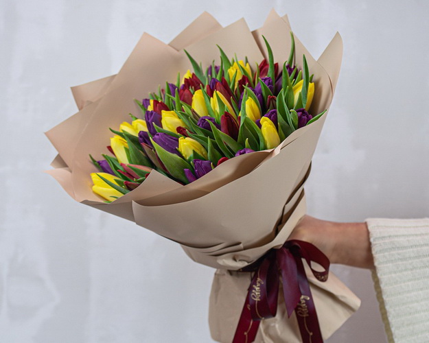Букет із 51 тюльпану яскравий мікс в упаковці