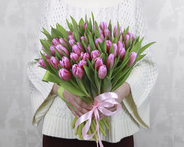 Букет із 51 рожевого тюльпану під стрічку.