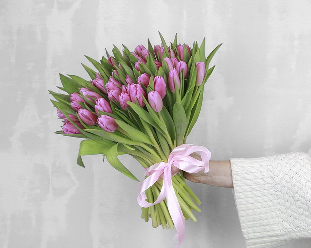 Букет із 51 рожевого тюльпану під стрічку.