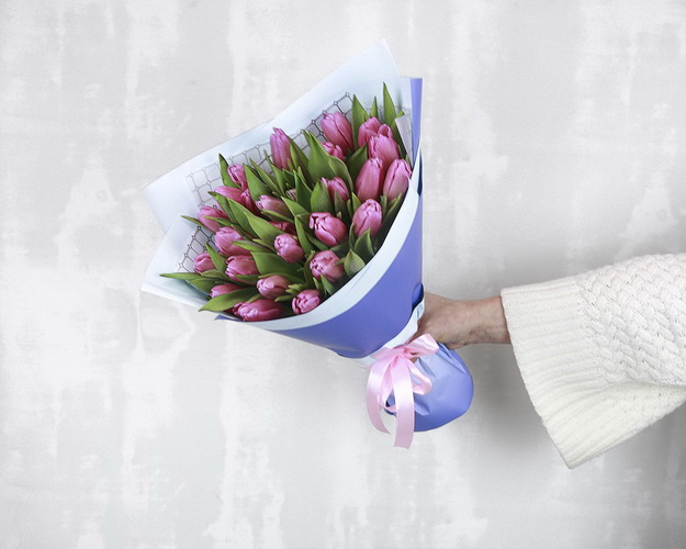 Букет із 25 рожевих тюльпанів у дизайнерській упаковці