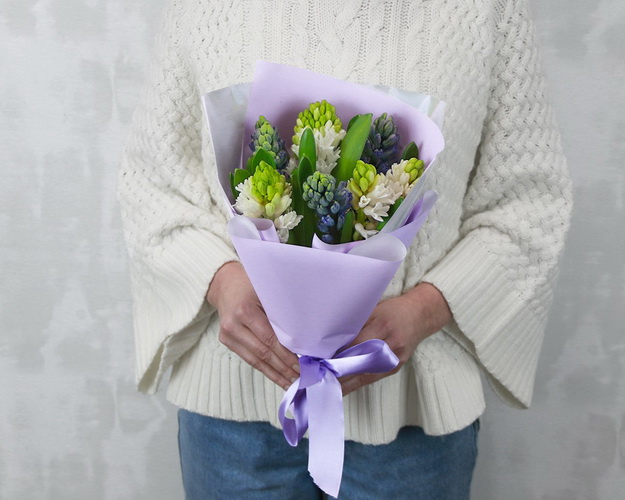 Букет з 7 гіацинтів у стильній упаковці