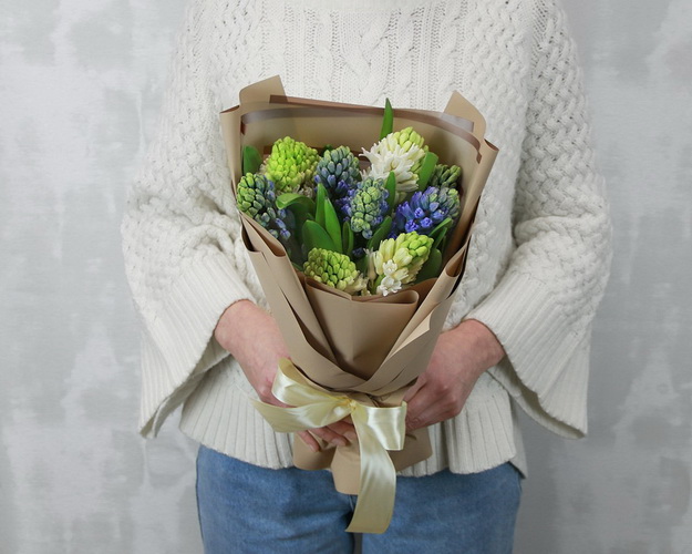 Букет з 9 гіацинтів у стильній упаковці