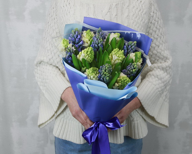 Букет з 15 гіацинтів у стильній упаковці