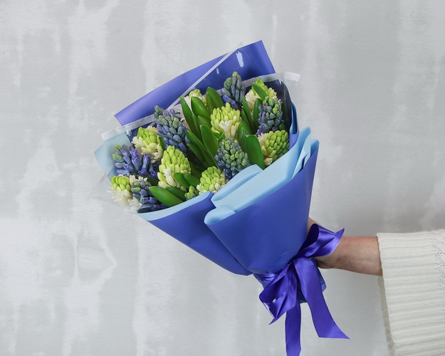 Букет з 15 гіацинтів у стильній упаковці