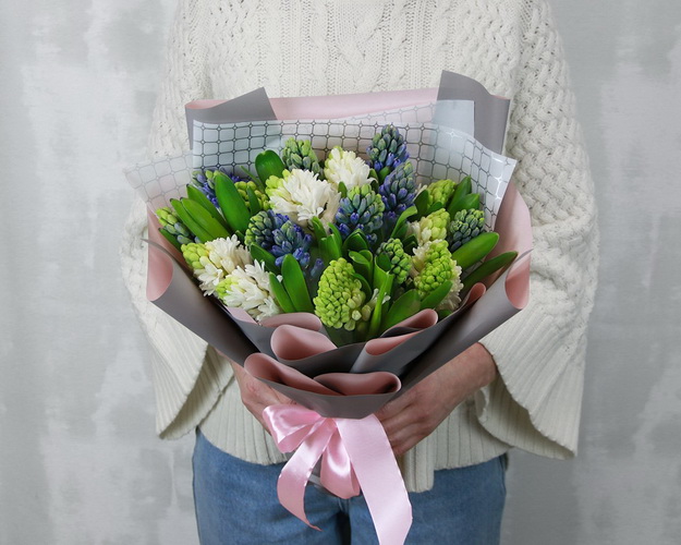 Букет з 19 гіацинтів у стильній упаковці