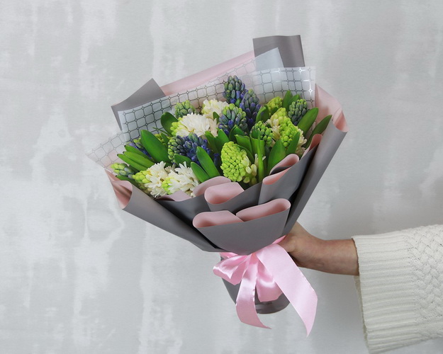 Букет з 19 гіацинтів у стильній упаковці