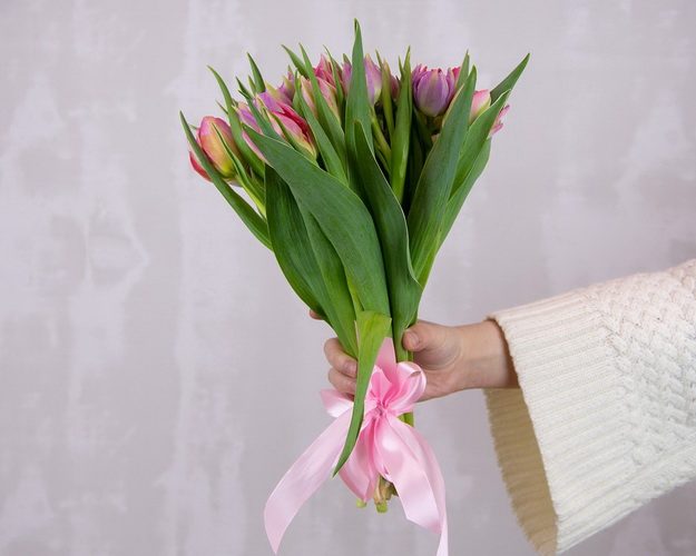 Букет із 15 тюльпанів піоноподібних мікс під стрічку