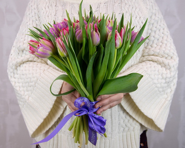 Букет із 25 тюльпанів піоноподібних мікс під стрічку