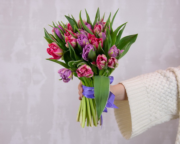 Букет із 25 тюльпанів піоноподібних мікс під стрічку