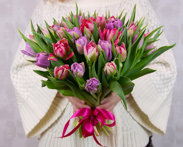 Букет із 35 тюльпанів піоноподібних мікс під стрічку