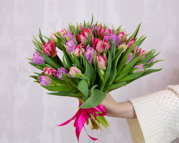 Букет із 35 тюльпанів піоноподібних мікс під стрічку