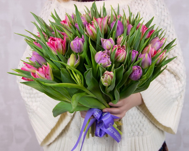 Букет з 51 тюльпану піоноподібного мікс під стрічку