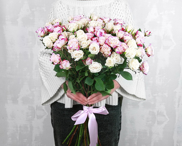 Букет із 15 кущових троянд ніжний мікс під стрічку