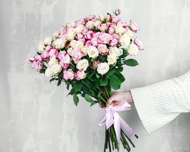 Букет із 15 кущових троянд ніжний мікс під стрічку