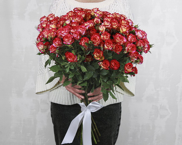 Букет з 15 троянд кущових яскравий мікс під стрічку