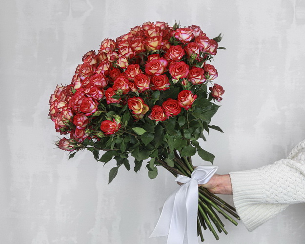 Букет з 15 троянд кущових яскравий мікс під стрічку