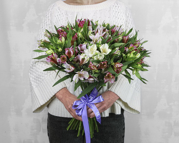 Букет із 25 альстромерій ніжний мікс під стрічку