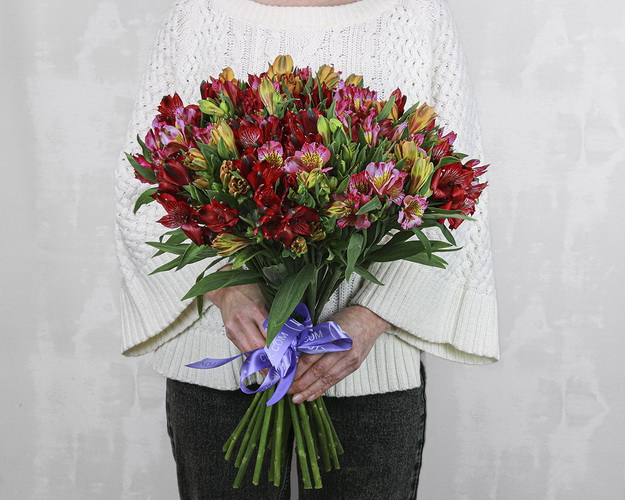 Букет із 25 альстромерій яскравий мікс під стрічку