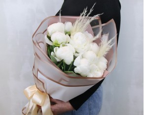 Букет з 11 білих півоній в упаковці