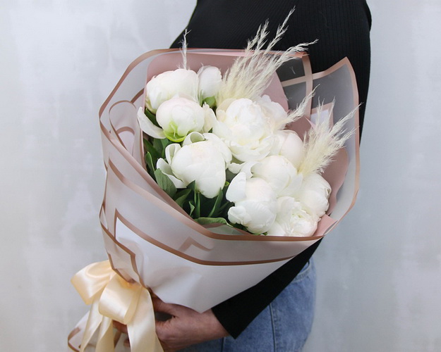 Букет з 11 білих півоній в упаковці