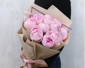 Букет з 11 рожевих півоній в упаковці