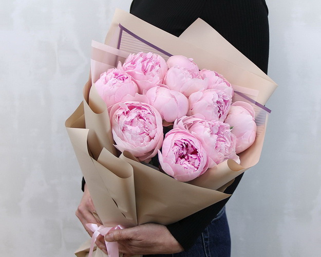 Букет з 11 рожевих півоній в упаковці