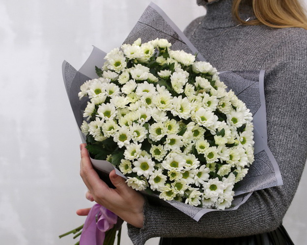 Букет із 25 білих кущових хризантем в упаковці