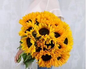 Букет із 25 соняшників під стрічку
