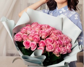 Букет із 35 рожевих троянд в упакуванні