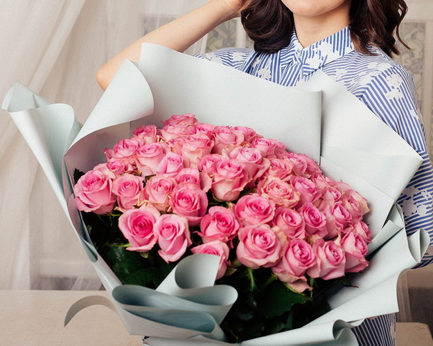 Букет із 35 рожевих троянд в упакуванні
