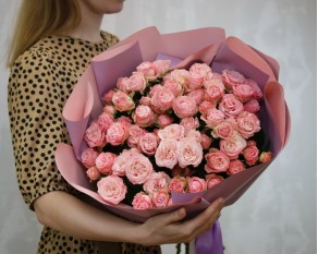 Букет із 15 піоновидних кущових троянд