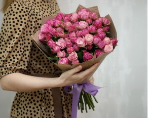 Букет з 19 кущових піоновидних троянд