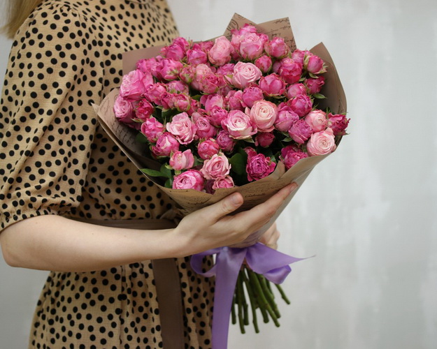 Букет з 19 кущових піоновидних троянд