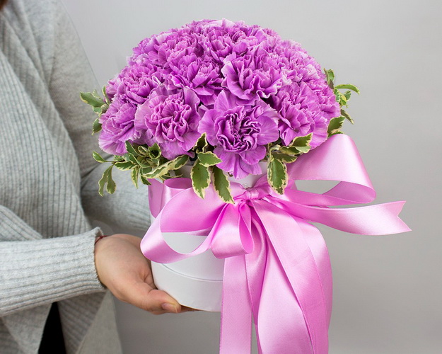 Композиція із місячних гвоздик Лілове небо