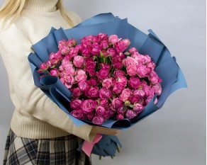 Букет з 21 кущової піоновидної троянди в упакуванні