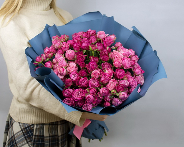 Букет з 21 кущової піоновидної троянди в упакуванні