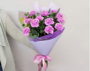 Букет із 13 місячної гвоздики з евкаліптом у фіолетовій упаковці.