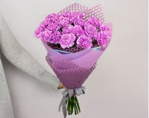 Букет із 21 місячної гвоздики у фіолетовій упаковці.