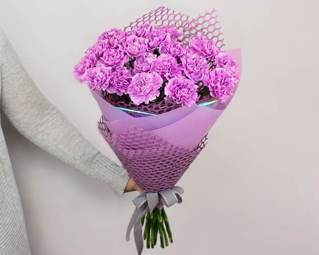 Букет із 21 місячної гвоздики у фіолетовій упаковці.