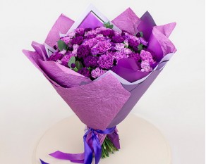 Букет із 51 місячних гвоздик з евкаліптом.