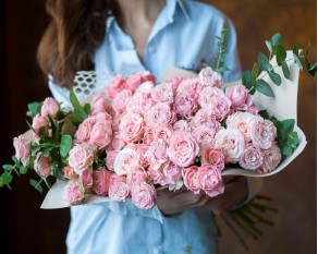 Букет із 19 кущових піоновидних троянд із евкаліптом