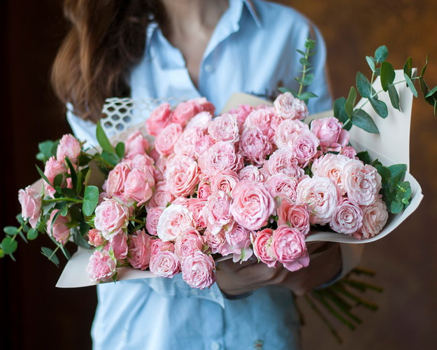 Букет із 19 кущових піоновидних троянд із евкаліптом