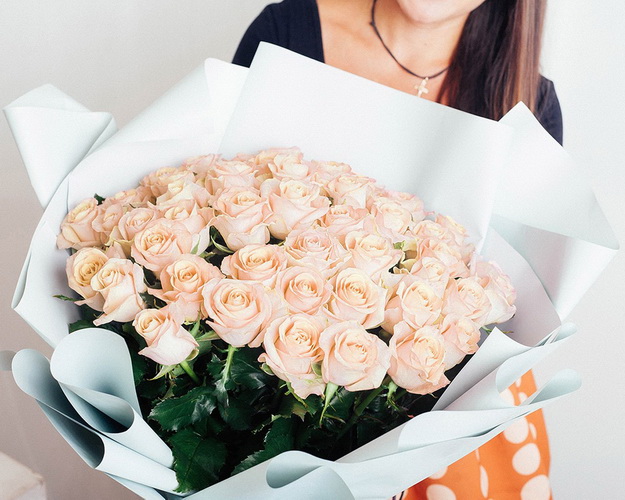 Букет із 51 кремової троянди в упакуванні