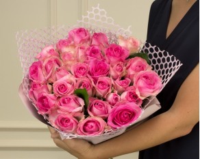 Букет із 31 рожевої троянди в упакуванні